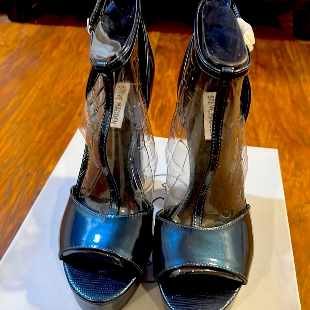 NWOT Steve Madden navy blue platform heels.  Size 9.5 in box but never worn.